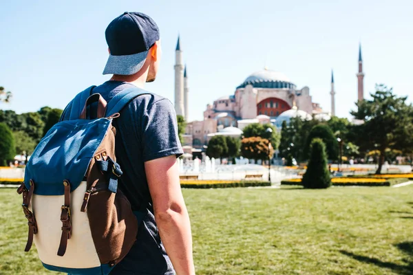 Путешественник с рюкзаком на площади Султанахмет возле знаменитой мечети Айя София в Стамбуле в Турции. Путешествия, туризм, осмотр достопримечательностей . — стоковое фото
