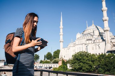 Sanal gerçeklik gözlüklü bir gezgin. Dünyanın dört bir yanından sanal seyahat kavramı. Arka planda Türkiye'de Istanbul'da Sultanahmet Camii. Geleceğin teknolojisi kavramı.