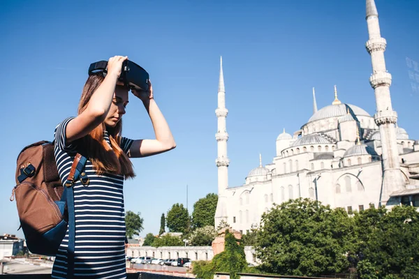 Cestovatel s virtuální realita brýle. Pojem virtuální cestování po celém světě. V pozadí Modrá mešita Sultanahmet v Istanbulu v Turecku. Technologie budoucnosti koncept. — Stock fotografie