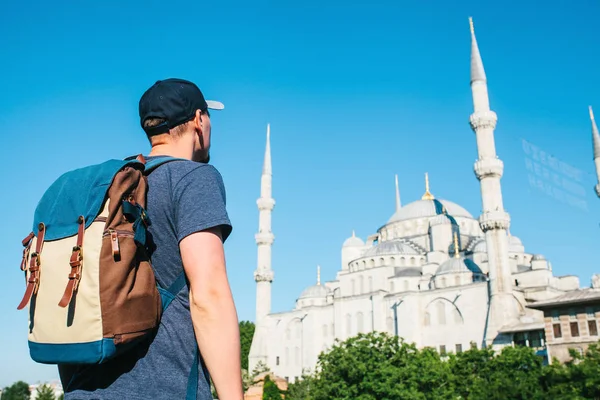 Muž v baseballovou čepici s batohem vedle modré mešity je slavný pohled v Istanbulu. Cestování, Turistika, Památky. — Stock fotografie