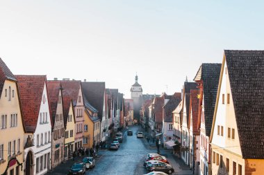 Rothenburg ob der Tauber Almanya geleneksel Alman evlerde ile güzel bir sokak için bir yüksek noktasından görüntüleyin. Şehir Kulesi önde. Şehrin bir gezi. Avrupa şehri.