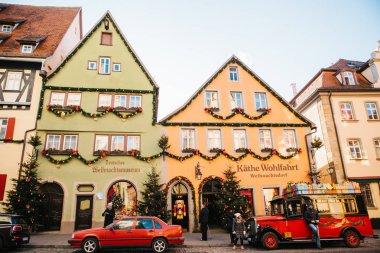 Almanya, Rothenburg ob der Tauber, 30 Aralık 2017: bir Noel tarzı araba oyuncak mağazası yanındaki dekore edilmiş. Kathe Wohlfahrt Noel süsleri ve oyuncak Dükkanı. Almanya'da popüler bir oyuncakçı.