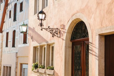 Fener Rothenburg ob der Tauber Alman tarzı geleneksel evlerde ile güzel bir sokakta evde duvara. Almanya.