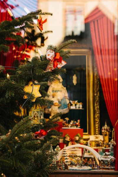 Noel köknar ağacı ön plan üstünde toys ile dekore edilmiştir. Seçici odak. Noel arka plan dekorasyon. Kutlama.