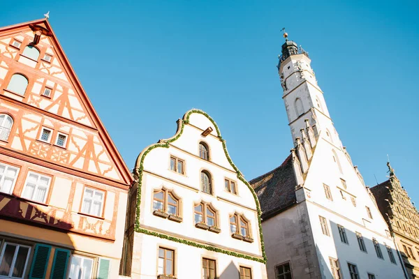 伝統的な家屋やドイツのローテンブルクのメイン広場にある教会。ヨーロッパの建築。建物. — ストック写真