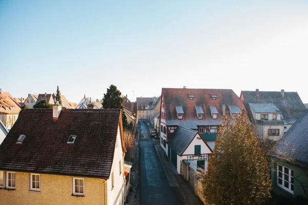 Vista de una hermosa calle con casas tradicionales alemanas en Rothenburg ob der Tauber en Alemania. Ciudad europea . — Foto de Stock