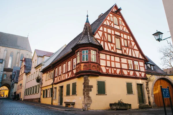 Une belle rue avec une maison traditionnelle allemande à Rothenburg ob der Tauber en Allemagne. Ville européenne . — Photo