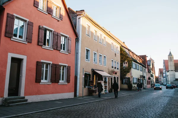 Vista de una hermosa calle con casas tradicionales alemanas en Rothenburg ob der Tauber en Alemania. Ciudad europea . — Foto de Stock