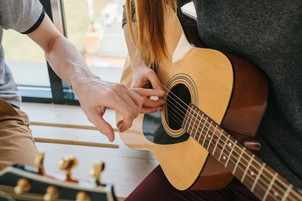 Gitar çalmayı öğrenme. Müzik eğitimi ve ders dışı dersleri. — Stok fotoğraf