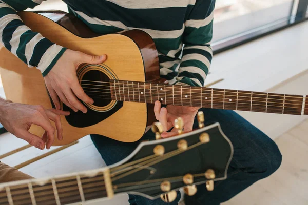 Lernen, Gitarre zu spielen. Musikerziehung und außerschulischer Unterricht. — Stockfoto