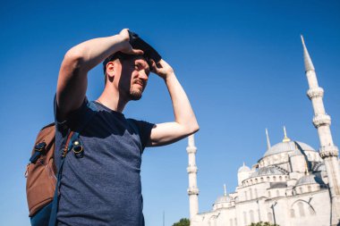 Sanal gerçeklik gözlüklü bir gezgin. Dünyanın dört bir yanından sanal seyahat kavramı. Arka planda Türkiye'de Istanbul'da Sultanahmet Camii. Geleceğin teknolojisi kavramı.
