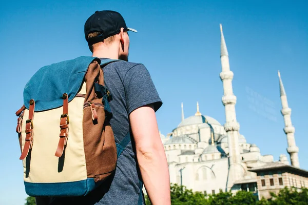 Sultanahmet Camii yanındaki bir sırt çantası ile bir beyzbol şapkalı bir adam Istanbul'da ünlü bir görüntüdür. Seyahat, turizm, gezi.