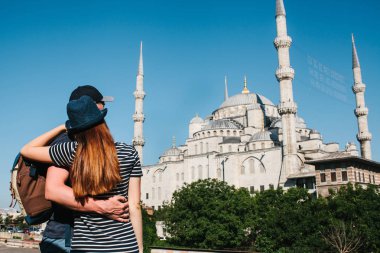 Genç bir adam ve güzel bir kadın kucaklama ve birlikte dünyaca ünlü Sultanahmet Camii bak turist birkaç Sultanahmet, Istanbul, Türkiye olarak da adlandırılır. Gezi.
