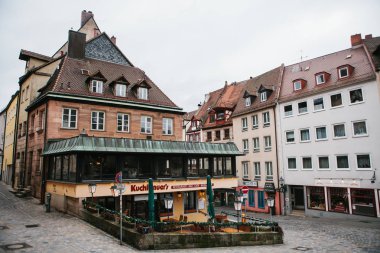 Almanya, Nürnberg, 27 Aralık 2016: Popüler restoran görünümünü Nuremberg Kalesi bulunan Kuchlbauers aradı. Turist ziyaret ettiğiniz için en sevdiğim yer.