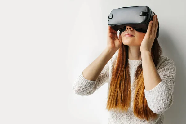 Fiatal nő a virtuális valóság szemüveg. Jövőbeni technológia koncepció. A modern képalkotó technológia. — Stock Fotó