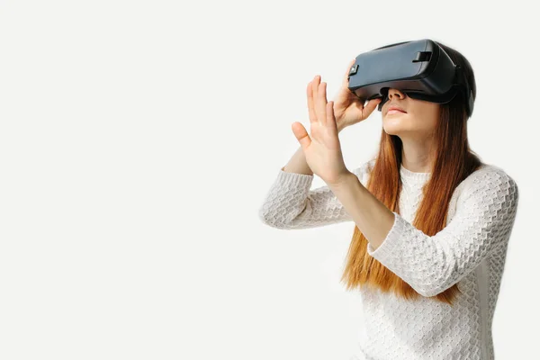 Mujer joven con gafas de realidad virtual. Concepto de tecnología futura. Tecnología de imagen moderna . —  Fotos de Stock