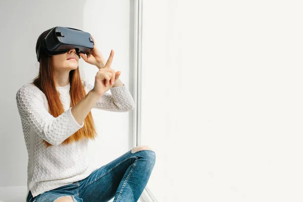 Mujer joven con gafas de realidad virtual. Concepto de tecnología futura. Tecnología de imagen moderna . —  Fotos de Stock