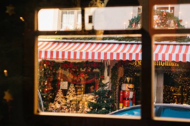 Almanya, Rothenburg ob der Tauber, 30 Aralık 2017: Fındıkkıran. Araba camdan yapılmış şık bir fotoğraf. Kathe Wohlfahrt Noel süsleri ve oyuncak Dükkanı. Almanya'da popüler bir oyuncakçı.