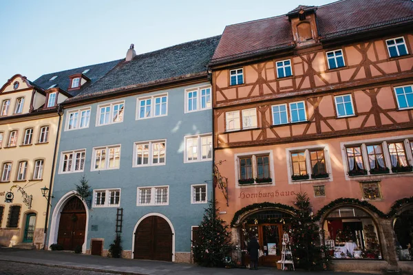Rothenburg ob der Tauber, Allemagne, 30 décembre 2016 : Une rue avec des vitrines décorées pendant les vacances de Noël. Belles maisons décorées dans un style traditionnel. Noël en Europe . — Photo