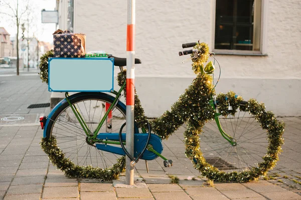 Rower i urządzone w stylu Boże Narodzenie na ulicy europejskiego miasta. Z okazji Bożego Narodzenia w Europie. — Zdjęcie stockowe