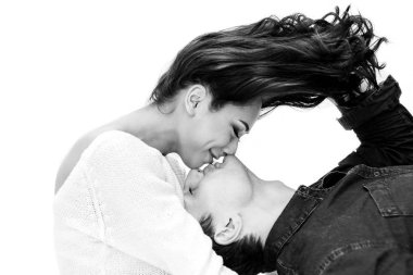 Genç güzel çift. Bir adam ve bir kadın, bakım, dostluk, aşk, ilişki arasında iletişim. Siyah ve beyaz fotoğraf. Tek renkli.