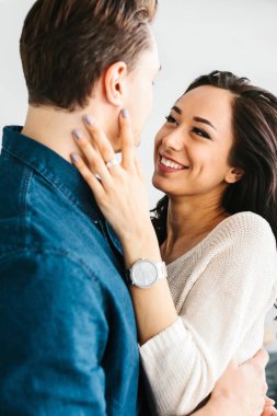 Bir adamla sarılma ve gülümseyen güzel ve genç birbayan. Bakım, güvenilirlik, sevgi ve insanlar arasında yakın ilişkiler.