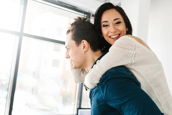 Arkadaşlar eğlenmeye bir kadın ve bir erkek. Dostluk, dinlenme, zaman birlikte, etrafında aptal.