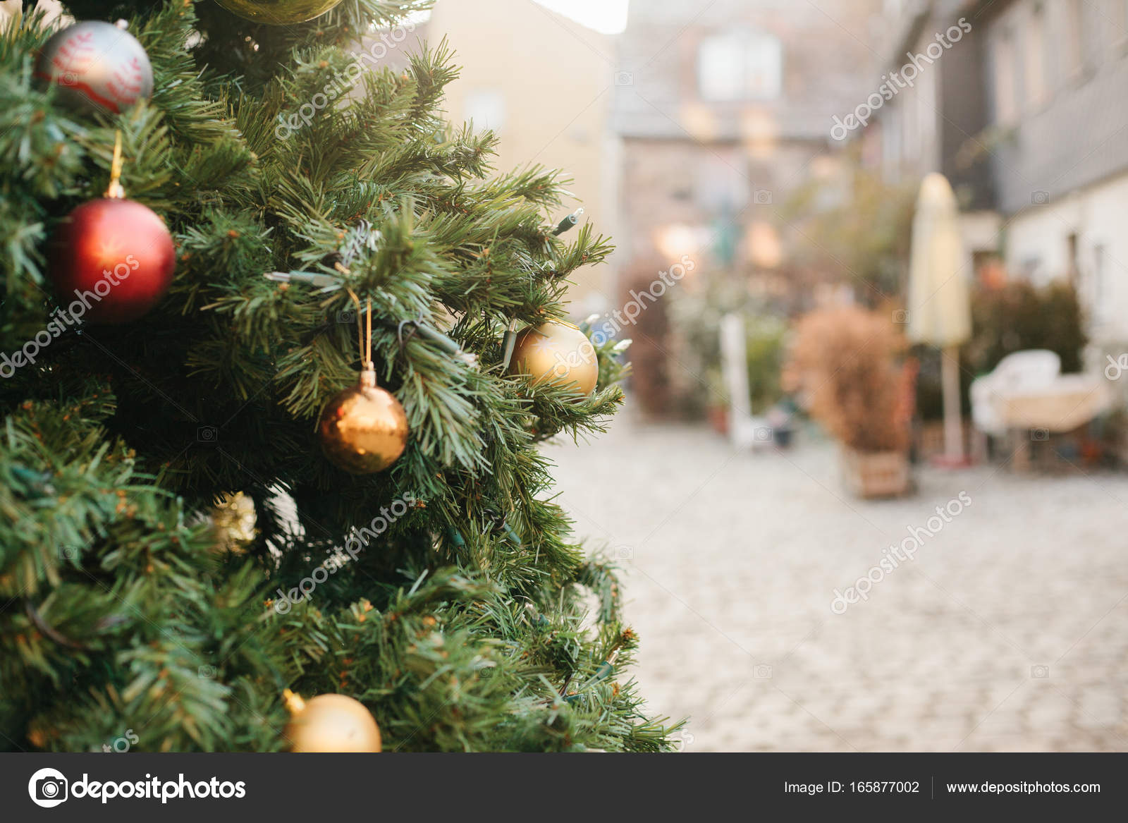 Decorações de Natal em uma árvore de Natal na forma de bolas vermelhas e douradas. Árvore Decorações de Natal em uma árvore de Natal na forma de bolas vermelhas e douradas. Árvore