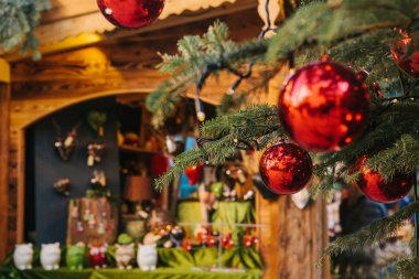 Kırmızı Top şeklinde bir Noel ağacı Noel süsleri. Arka planda Noel pazarı var. Tatil kavramı.