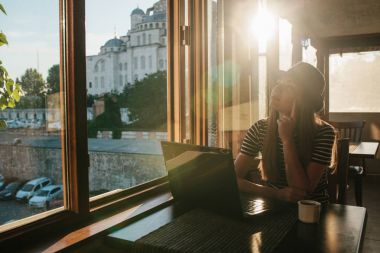 Istanbul'da bir kafede bir dizüstü bilgisayar üzerinde çalışan bir genç kadın turist blogger çevirmen. Dünyaca ünlü Sultanahmet Camii penceresinden bir görünüme Sultanahmet olarak da bilinir.