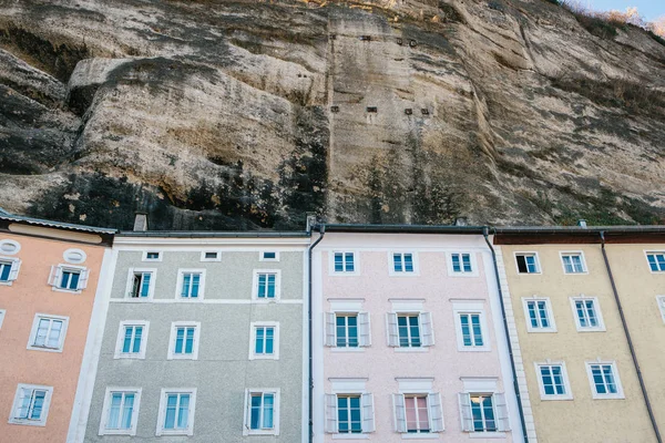 Casas tradicionales austriacas multicolores en la roca de Salzburgo. Arquitectura austriaca de la construcción de casas. Salzburgo. La cuarta ciudad más grande de Austria . — Foto de Stock