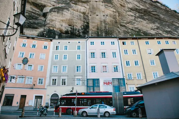 Austria, Salisburgo, 1 gennaio 2017: Tradizionali case multicolori austriache nella roccia di Salisburgo. Architettura austriaca delle case di costruzione . — Foto Stock