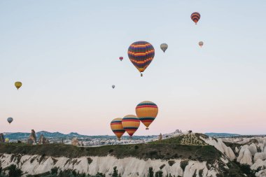 Kapadokya'nın ünlü turistik bir hava uçuş 's. Cappadocia tüm dünyada Balonlu uçuşlar için en iyi yerlerden biri olarak bilinir. Kapadokya, Türkiye.