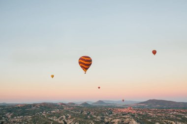 Kapadokya'nın ünlü turistik bir hava uçuş 's. Cappadocia tüm dünyada Balonlu uçuşlar için en iyi yerlerden biri olarak bilinir. Kapadokya, Türkiye.