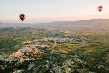 Kapadokya'nın ünlü turistik bir hava uçuş 's. Cappadocia tüm dünyada Balonlu uçuşlar için en iyi yerlerden biri olarak bilinir. Kapadokya, Türkiye.