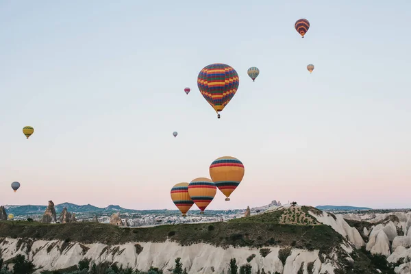 A famosa atração turística da Capadócia é um voo aéreo. A Capadócia é conhecida em todo o mundo como um dos melhores lugares para voos com balões. Capadócia, Turquia . — Fotografia de Stock