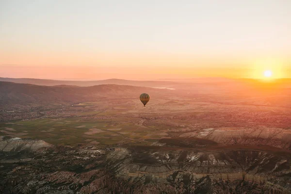 Kapadokya'nın ünlü turistik bir hava uçuş 's. Cappadocia tüm dünyada Balonlu uçuşlar için en iyi yerlerden biri olarak bilinir. Kapadokya, Türkiye.