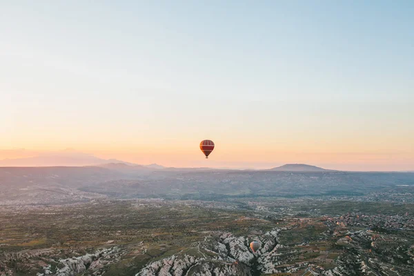 A famosa atração turística da Capadócia é um voo aéreo. A Capadócia é conhecida em todo o mundo como um dos melhores lugares para voos com balões. Capadócia, Turquia . — Fotografia de Stock