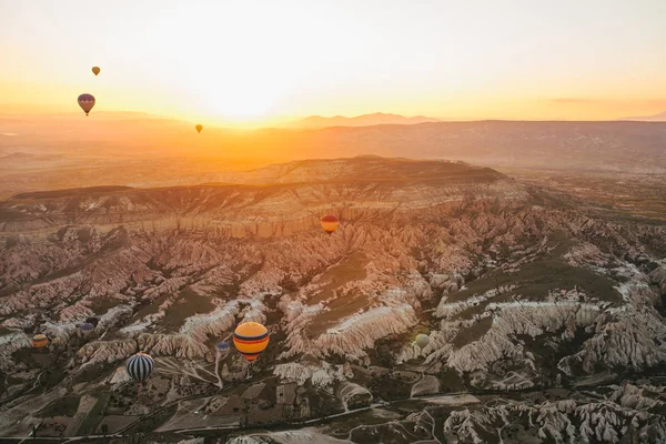Kapadokya'nın ünlü turistik bir hava uçuş 's. Cappadocia tüm dünyada Balonlu uçuşlar için en iyi yerlerden biri olarak bilinir. Kapadokya, Türkiye.
