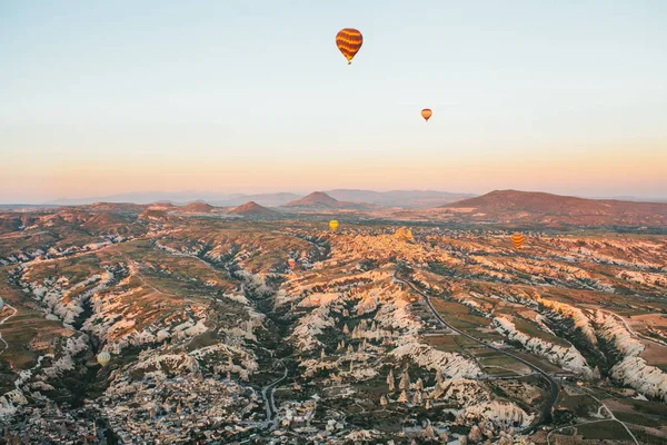 A famosa atração turística da Capadócia é um voo aéreo. A Capadócia é conhecida em todo o mundo como um dos melhores lugares para voos com balões. Capadócia, Turquia . — Fotografia de Stock