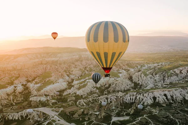 A famosa atração turística da Capadócia é um voo aéreo. A Capadócia é conhecida em todo o mundo como um dos melhores lugares para voos com balões. Capadócia, Turquia . — Fotografia de Stock