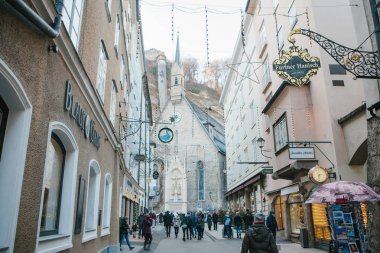 Avusturya, Salzburg, 1 Ocak 2017: Getreidegasse Caddesi. Bölge uzun eski şehrin pitoresk bir sokakta Salzburg ticaret merkezi olarak kabul. Avrupa'nın Noel tatili.