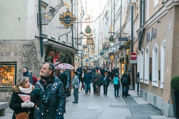 Rakousko, Salzburg, 1. ledna 2017: Ulice Getreidegasse. Na území starého města, dlouhé malebné ulice za centrem obchodu ze Salzburgu. Vánoční svátky v Evropě. — Stock fotografie