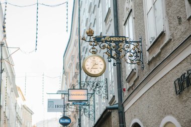 Avusturya, Salzburg, 1 Ocak 2017: Getreidegasse Caddesi üzerinde dükkan belirtileri reklam. Eski şehrin pitoresk bir sokakta. Salzburg Ticaret Merkezi. Avrupa'nın Noel tatili.