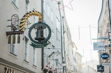 Avusturya, Salzburg, 1 Ocak 2017: Zara mağaza Getreidegasse sokak tabela reklam. Bölge eski şehrin pitoresk bir sokakta. Salzburg ticaretin Merkezi.