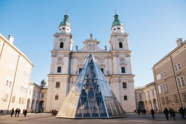 Salzburg katedral, bir kentin en önemli ve güzel manzaraları. Binanın görkemli cephe erken Barok mimari tarzında yapılmış. Avusturya, Europe.