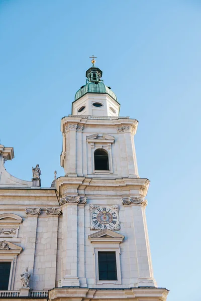 Parte da fachada da Catedral de Salzburgo, um dos pontos turísticos mais notáveis e pitorescos da cidade. A fachada do edifício é feita no estilo arquitetônico do barroco. Áustria — Fotografia de Stock