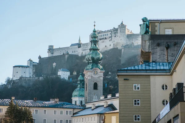 Avusturya Salzburg Nonnberg Manastırı. Bir şehir ve turist ziyaret ettiğiniz için favori bir yer konumlar. Arka planda Hohensalzburg Kalesi var. Görme.