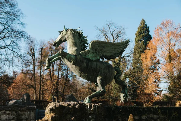 オーストリアのザルツブルグ、ミラベル庭園でペガサスの噴水でペガサスの彫刻。ヨーロッパ. — ストック写真