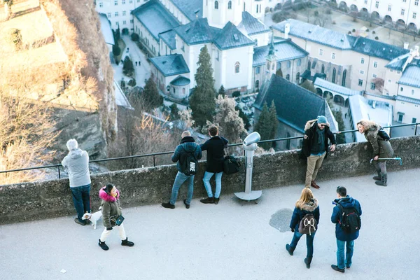 Austria, salzburg, 01. januar 2017: touristen auf einem höhepunkt blicken auf die stadt. Reisen, Urlaub, Tourismus, Sehenswürdigkeiten. — Stockfoto